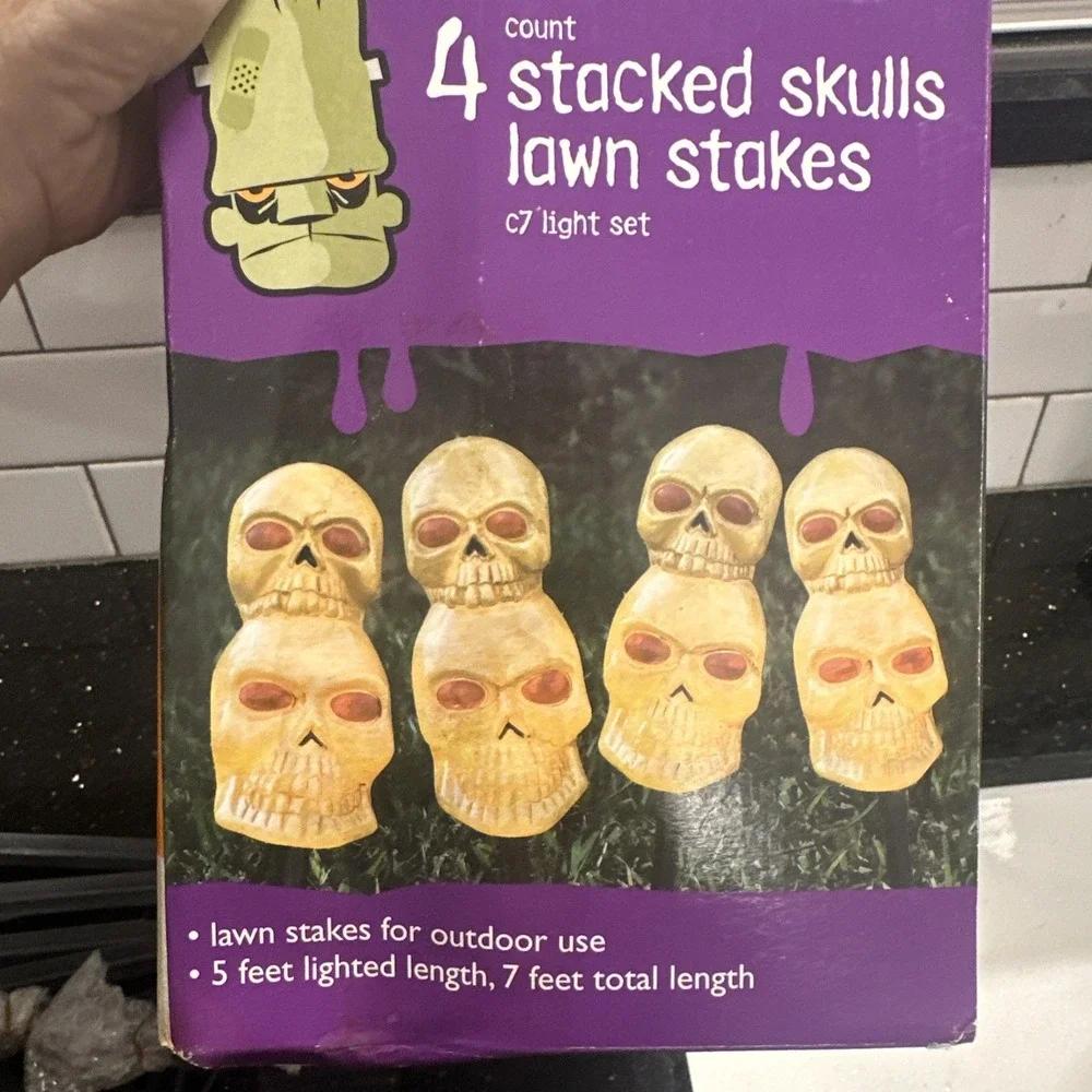 4 Stacked Skulls‎ Lawn Stakes Outdoor Lighted Total Spooky Halloween Decor